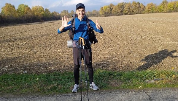 ПОСЛЕ 40 ДАНА СТИГАО У БИЈЕЉИНУ: Хуманитарац из Крагујевца пешачи 900 километара за болесног Илију