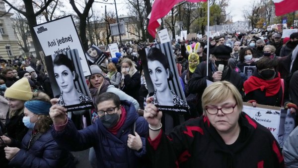 ПРЕМИНУЛА ТРУДНИЦА, ПОЉАЦИ НА НОГАМА: У Варшави сe тешко стишавају протести грађана који су огорчени због контроверзног закона о абортусу