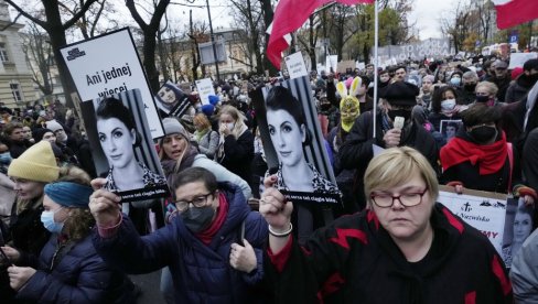 PREMINULA TRUDNICA, POLJACI NA NOGAMA: U Varšavi se teško stišavaju protesti građana koji su ogorčeni zbog kontroverznog zakona o abortusu