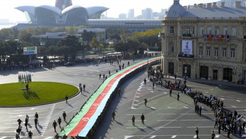 ДЕСЕТИНЕ ХИЉАДА ЉУДИ НА ПРОСЛАВИ: Баку слави победу у Нагорно-Карабаху (ФОТО)
