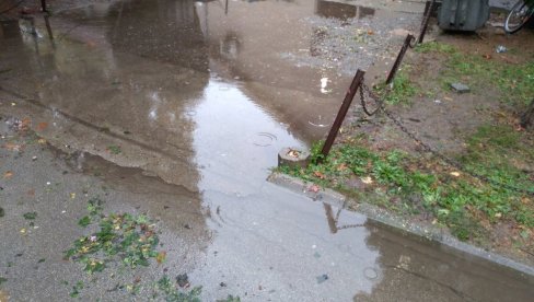 KIŠA SPREČAVA VANPIJAČNU PRODAJU: Poplavio prostor ispred ulaza