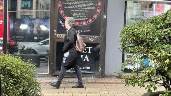 ШЕТЊА ПО КИШИ: Некадашња министарка Кори Удовички градским улицама иде без кишобрана