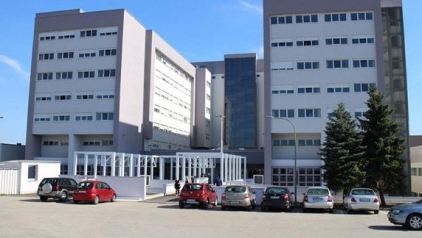 ЛЕКАРИ ЗАБРИНУТИ: Велики прилив млађих невакцинисаних пацијената у УКЦ РС