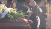 GODINAMA NISU PRIČALI: Na sahrani Marinka Rokvića pojavila se naša pevačica, pa zaplakala: Oprosti mi, moj Marinko... (FOTO)