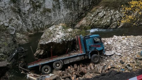 КАМИОН ЈОШ УВЕК ЗАГЛАВЉЕН: Упозорење за возаче - опрезна вожња кроз кањон Јерме!