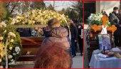 ZASVIRALI KADA JE KRENULA POVORKA: Marinko Rokvić sahranjen uz zvuke pesme Jedina moja... (FOTO/VIDEO)