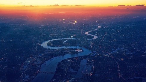 ВЛАЖНЕ МАРАМИЦЕ ПРОМЕНИЛЕ ТОК ТЕМЗЕ: Чувена лондонска река добила острво величине два тениска терена! (ВИДЕО)