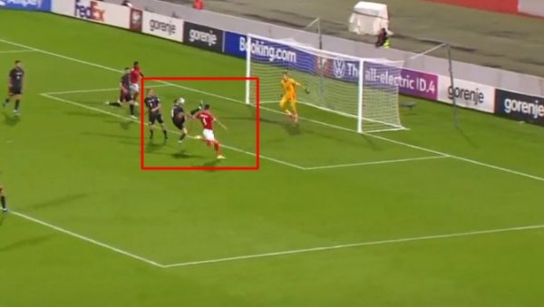 ХРВАТИ У НЕВЕРИЦИ: Брозовић постигао аутогол због ког би летео из сеоског фудбала!