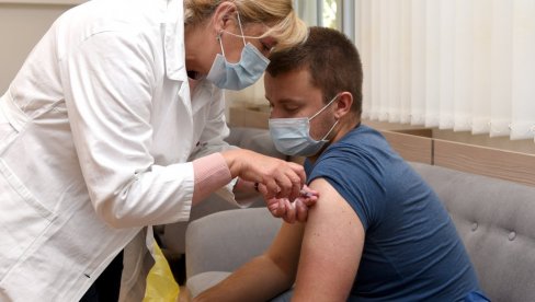 U OBE RUKE PO VAKCINA: Veliko interesovanje za cepivo protiv virusa gripa, potrošene značajne zalihe