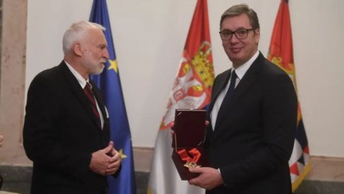 VELIKO PRIZNANJE ZA VUČIĆA: Predsedniku uručen Veliki krst vožda Đorđa Stratimirovića (FOTO)