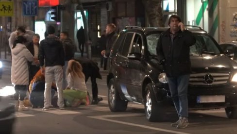JEZIV SNIMAK NESREĆE U BEOGRADU: Čovek leži na putu nakon što ga je udario mercedes (VIDEO)