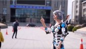 MOLIMO PRIPREMITE LIČNU KARTU: Kineze koji dolaze na testiranje dočekuje robot (VIDEO)