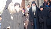 DIRLJIV SNIMAK SA KOSOVA: Vernici i monaštvo zapevali o Lazaru i Milošu, dostojno obeležili manastirsku slavu (FOTO/VIDEO)