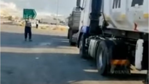 ПРВИ СНИМАК ЗЕМЉОТРЕСА У ИРАНУ: Тресли се камиони, има жртава (ВИДЕО)