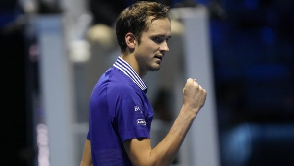 МЕДВЕДЕВ ПОСЛАО ПОРУКУ ЂОКОВИЋУ: Рус преокретом до прве победе на Завршном мастерсу