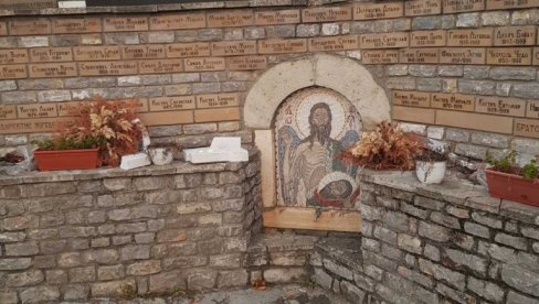 ВАНДАЛИЗАМ НА ПРАЗНИК У ВЕЛИКОЈ ХОЧИ: Оскрнављен споменик киднапованим и убијеним Србима (ФОТО)