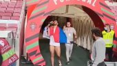 HIT VIDEO: Mitar u papučama i s trobojkom oko vrata pozdravlja srpske navijače