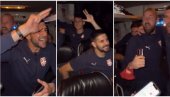 SUNCE MOJE, KOGA SADA GREJEŠ? Fudbaleri Srbije slavili u autobusu kao nikada pre (VIDEO)