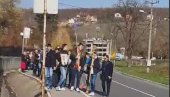POMEN PATRIJARHU: Đaci i profesori Gimnazije Patrijarh Pavle obeležili Dan škole i posetili manastir u Rakovici (VIDEO)