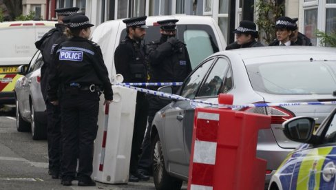 PUCNJAVA NA JUGU LONDONA: Tri osobe povređene, helikopteri nadleću teren