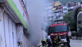 POŽAR U TRŽNOM CENTRU U IGALU: Uprkos svim naporima vatrogasci još nisu uspeli da dođu do mesta na kome je izbio plamen