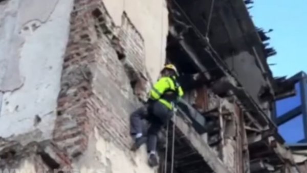 АКЦИЈА СПАСАВАЊА У ТАКОВСКОЈ: Маче заглављено у пукотини од НАТО бомбе дозивало помоћ читав дан (ФОТО/ ВИДЕО)