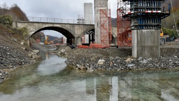 КИНЕЗИ ПЛАЋАЈУ ШТЕТУ РИБАРИМА: Уништавање Таре на путу Бар - Бољаре