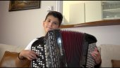 LUKA DUGMETAROM POKORIO SVET: Dvanaestogodišnji dečak iz Niša, malenim prstima koji vešto igraju po harmonici, osvaja mnogobrojne nagrade