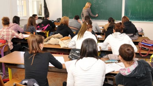 УЧЕНИЦИ У КЛУПАМА: Шесту недељу заредом непосредна настава у школама