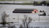 ДОСТАВЉАЈУ ПОМОЋ ХЕЛИКОПТЕРИМА: Храна стиже канадским градовима одсеченим због поплава (ФОТО)