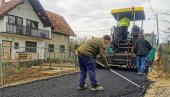 BLOKIRALI MAŠINE, PA DOBILI ASFALT: Žitelji dela naselja Vrčin nakratko obustavili radove na obnovi glavne ulice