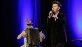 NA REPERTOARU SILVANINI I TOMINI HITOVI: Koncert Amire Medunjanin u Smederevu, pevačica “bacila” u sevdah publiku (FOTO)