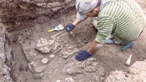 OTKRIVENA TAJNE VOJVOĐANSKIH HUMKI: Doseljenici iz stepa pre 5.000 godina mumificirali pokojnike a tela im bojili u crveno