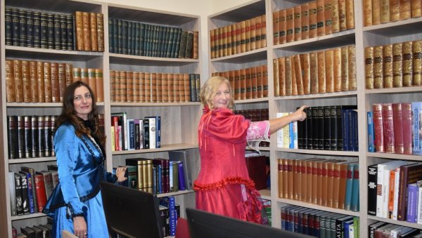 КОСТИМИРАНИ ГЛУМЦИ У УЛОЗИ БИБЛИОТЕКАРА: Народна библиотека у Кикинди обележила 176 година рада