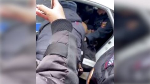 SNIMAK HAPŠENJA DEVOJČICE ZAPREPASTIO SVE: Prešla ulicu van pešačkog, vrištala dok su je brutalno gurali u kola (VIDEO)