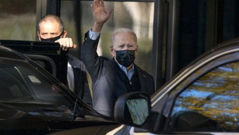 FOTOGRAFIJE BAJDENA ISPRED BOLNICE: Predsednik SAD nakon prenošenja ovlašćenja na zamenicu stigao u medicinski centar (FOTO)