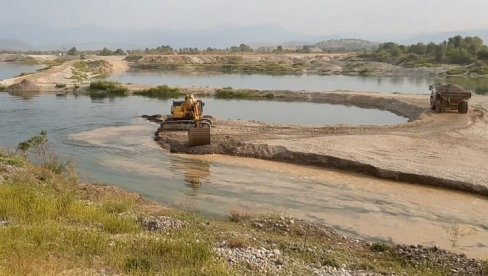 UBICE REKA I SLAVINE SUŠE: Uprkos moratorijumu na eksploataciju rečnih nanosa, mašine na obalama i dalje rade