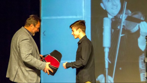 НОВЕ ВИОЛИНЕ ЗА НЕДУ И ЛУКУ: Мионица памти Жарка Милановића и награђује најталентованије