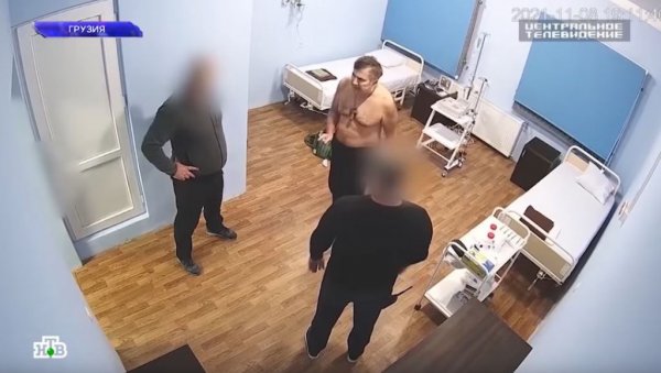 У ПРАТЊИ МАЈКА И ЛИЧНИ ЛЕКАР: Сакашвили пребачен у војну болницу у Горију