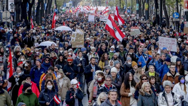 ПРОТЕСТИ У АУСТРИЈИ: Око 30.000 у Грацу, 5.000 у Клагенфурту на улици због мера