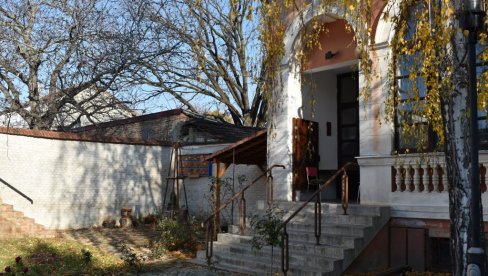 NESVAKIDAŠNJA ATRAKCIJA U KIKINDI: Hotel za vrapce, prvi u Srbiji, postavljen u dvorištu biblioteke