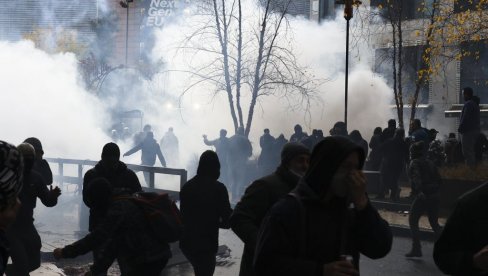 ХАОС У БРИСЕЛУ: Хиљаде људи на улицама, полиција употребила сузавац и водени топ (ФОТО/ВИДЕО)