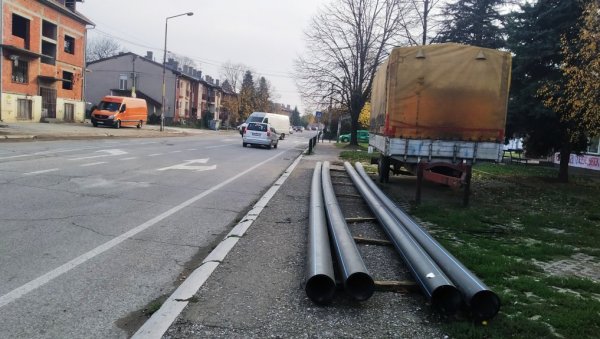 ДЕО ПАРАЋИНА У УТОРАК БЕЗ ВОДЕ: Суве славине због  повезивања новог цевовода