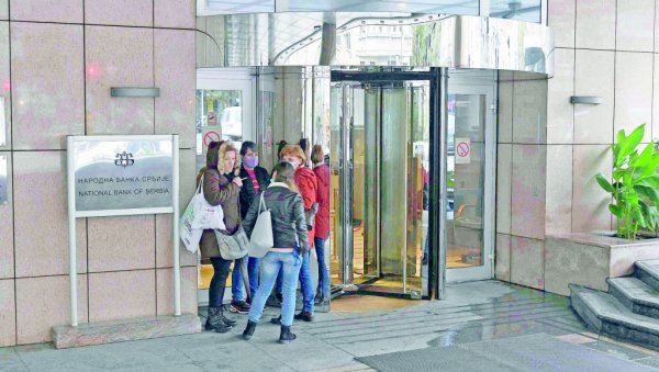 EVERY EIGHT HAS SPONSORS IN THE DIASPORA: According to the National Bank, about 2.28 billion euros of remittances arrived from abroad in eight months