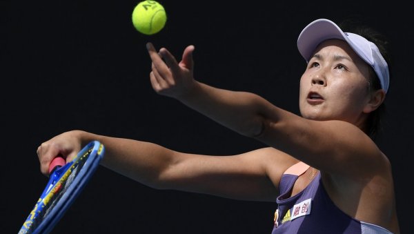 ЗА АУСТРАЛИЈАНЦЕ ЈЕ И ОВО ПОЛИТИКА: Активистима одузете мајице са ликом кинеске тенисерке и питањем Где је Пенг Шуаи