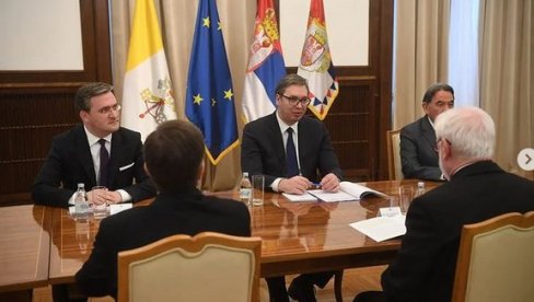 VAŽAN SASTANAK: Vučić razgovarao sa sekretarom Svete Stolice za odnose sa državama