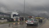 SAOBRAĆAJNA NESREĆA U BARU: Povređeni zet i tašta - prednji deo auta podleteo pod prikolicu kamiona