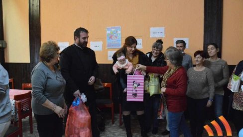 BEBO, DOBRO DOŠLA NA OVAJ SVET: Podeljeni pokloni za novorođenčad iz opštine Sečanj