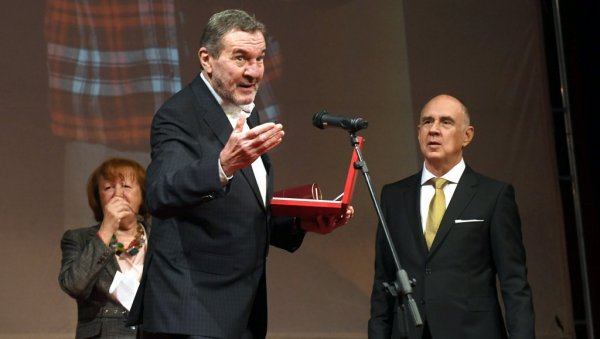 НАЈБОЉА ПРЕДСТАВА  ВУЦИ И ОВЦЕ: Доделом годишњих награда, плакета и похвала обележен Дан Народног позоришта