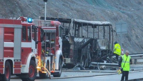 ПОД ЈАКИМ ПОЛИЦИЈСКИМ ОБЕЗБЕЂЕЊЕМ:Уклоњен аутобус у којем је страдало 46 путника (ФОТО)